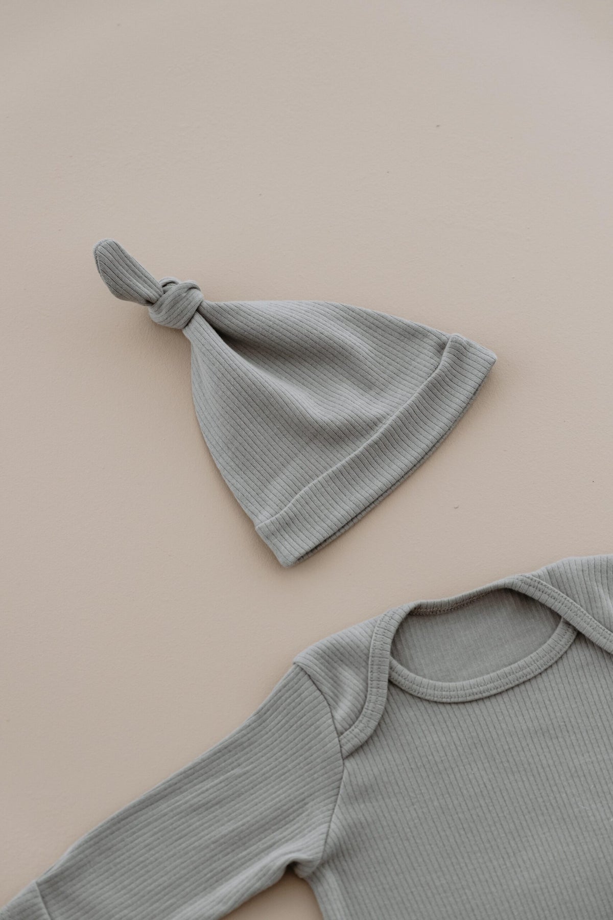 Cotton Newborn Gray Knotted Gown & Hat Set product image 6 by Dos Junior