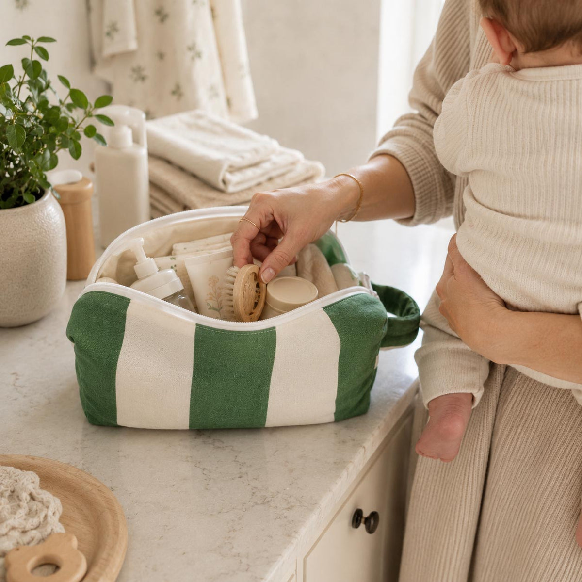 Mom & Baby Green Diaper Pouch product image 5 by Dos Junior